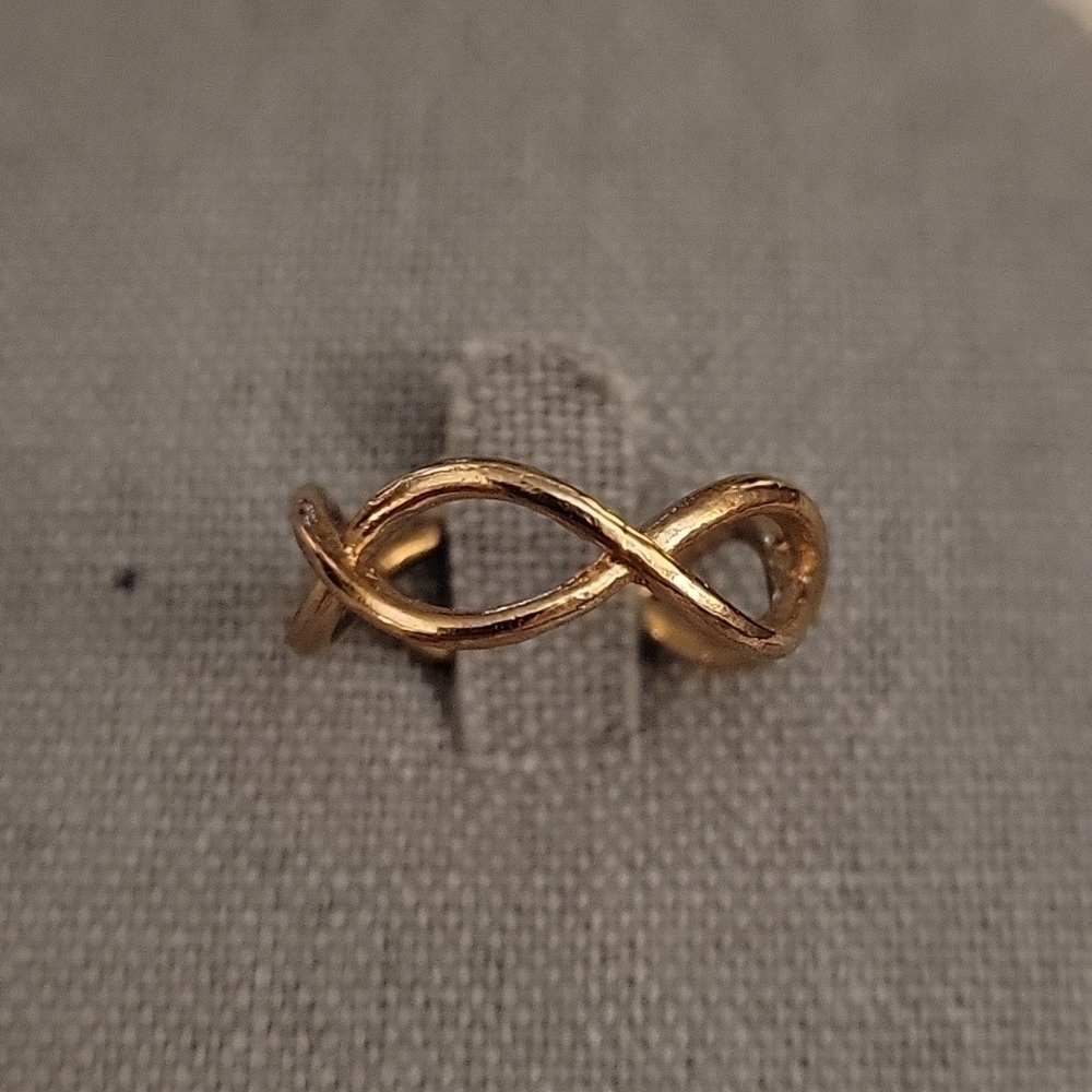 5/$25 Silvertone Twisted Infinity Ring Size 7.5